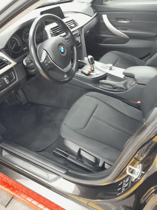 Intérieur d'une voiture après nettoyage