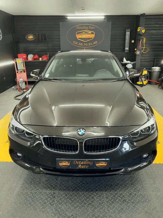 Extérieur d'une voiture après nettoyage