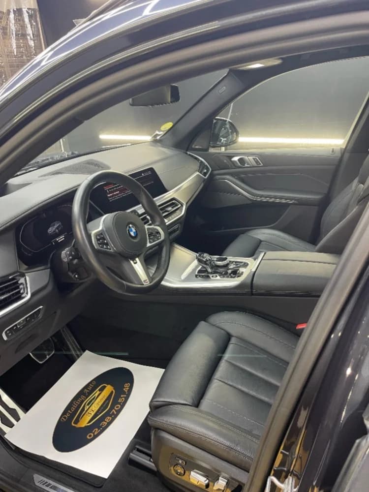 Intérieur d'un BMW X5 après nettoyage
